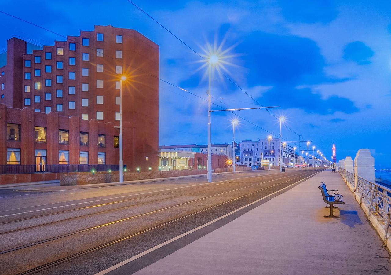 แกรนด์ โฮเต็ล แบล็กพูล Hotel แบล็คพูล ภายนอก รูปภาพ The Grand Hotel at night